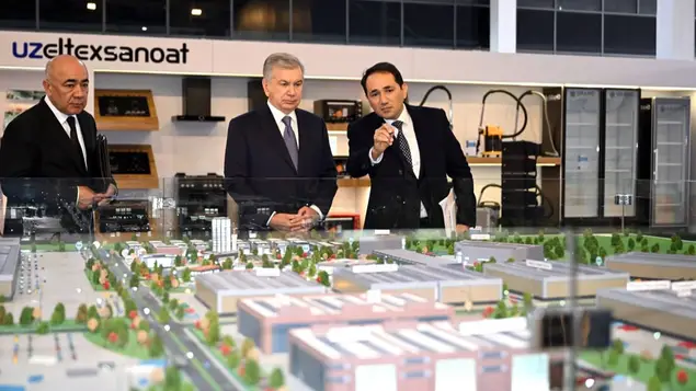 O‘zbekiston Prezidenti Ohangarondagi zamonaviy maishiy texnika mahsulotlarini ishlab chiqarish korxonasini borib ko‘rdi