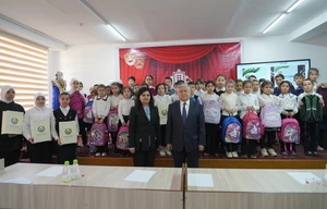 ТИВ ҳомийлигида мактаб ўқувчиларига таълим жиҳозлари ва эсдалик совғалари топширилди