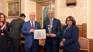 Буюк Британиялик журналистга “Олтин қалам” миллий мукофоти топширилди