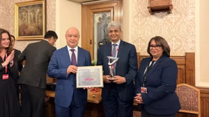 Буюк Британиялик журналистга “Олтин қалам” миллий мукофоти топширилди