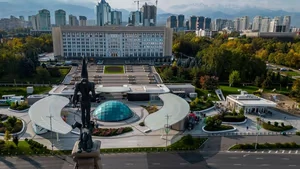 Ко Дню Конституции Узбекистана соотечественники провели в Алматы флешмоб