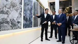 Президент Узбекистана ознакомился с деятельностью предприятия по производству керамогранитных плит в Кувасае