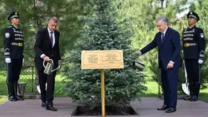 Музокаралар якунида Ўзбекистон ва Чехия етакчилари биргаликда дарахт экдилар