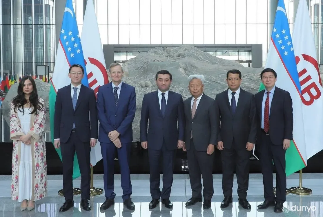 Ўзбекистон ташқи ишлар вазири Пекин шаҳрида Осиё инфратузилмавий инвестициялар банки президенти билан учрашди