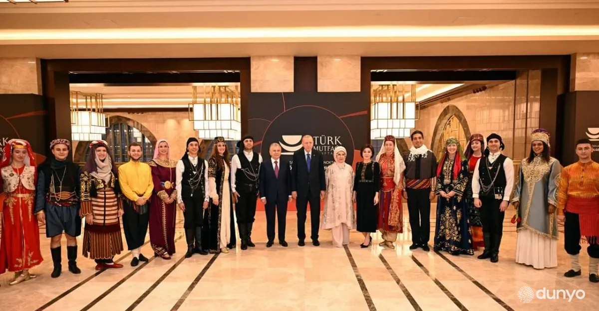 Oliy martabali mehmonlar Turkiya xalq amaliy san'ati va taomlari ko'rgazmasini hamda ijodiy jamoalarning teatrlashtirilgan chiqishlarini tomosha qildilar