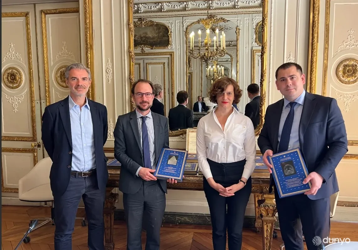 Книги-альбомы из серии «Культурное наследие Узбекистана в коллекциях мира» переданы музею Лувра