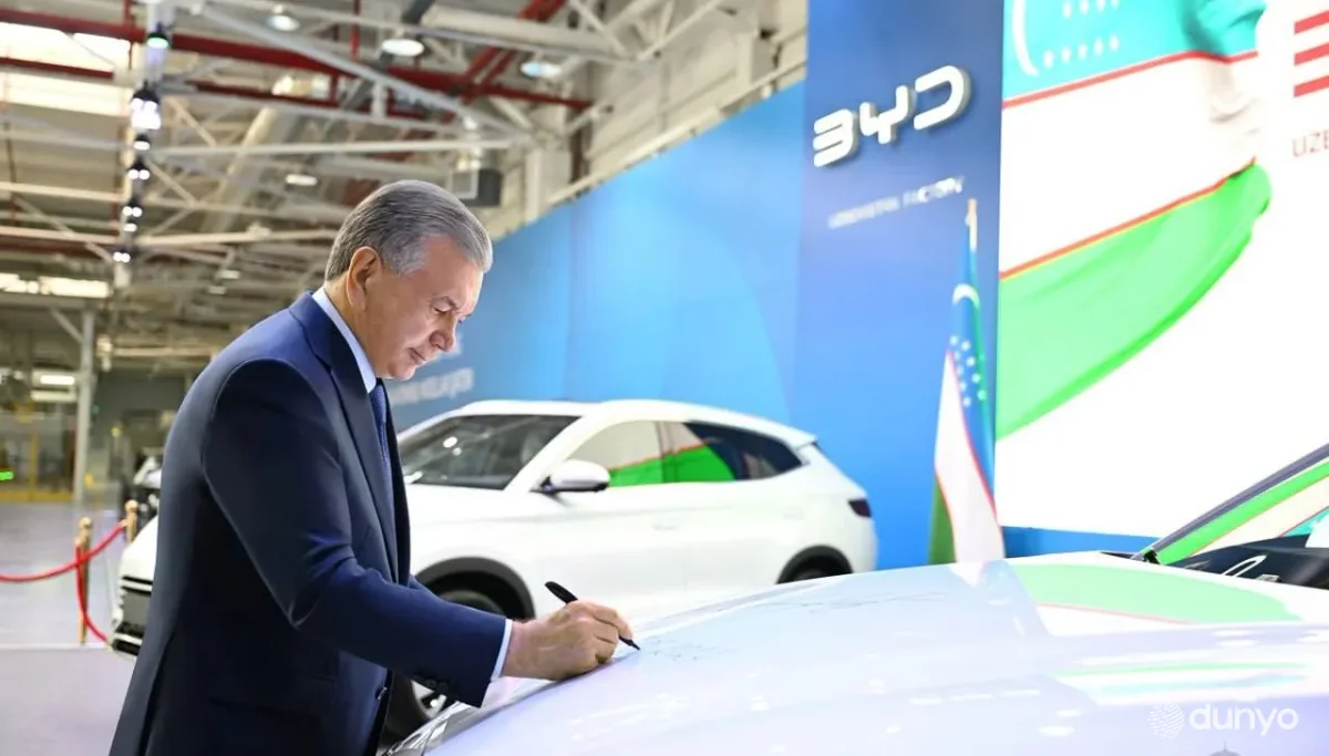 Ўзбекистон Президенти Жиззахдаги BYD заводи конвейеридан чиққан биринчи электромобилга ўз имзосини қўйди
