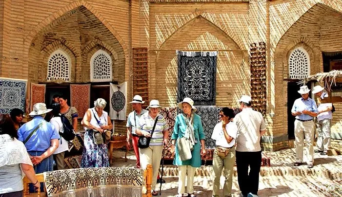 В Узбекистане до 1 августа 2025 года автобусы и микроавтобусы, импортируемые субъектами предпринимательства в сфере туризма, освобождаются от уплаты таможенной пошлины