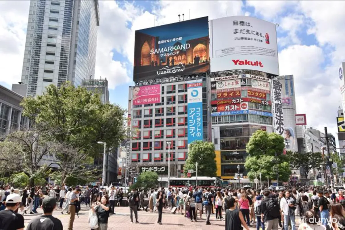 В самом многолюдном районе Токио демонстрируется видеоролик о достопримечательностях Самарканда, Бухары, Хивы и Шахрисабза