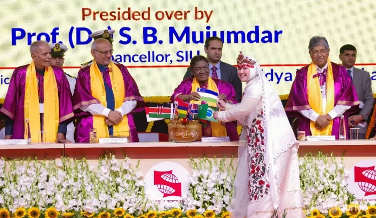 Uzbek student presents the national flag of Uzbekistan to the President of India