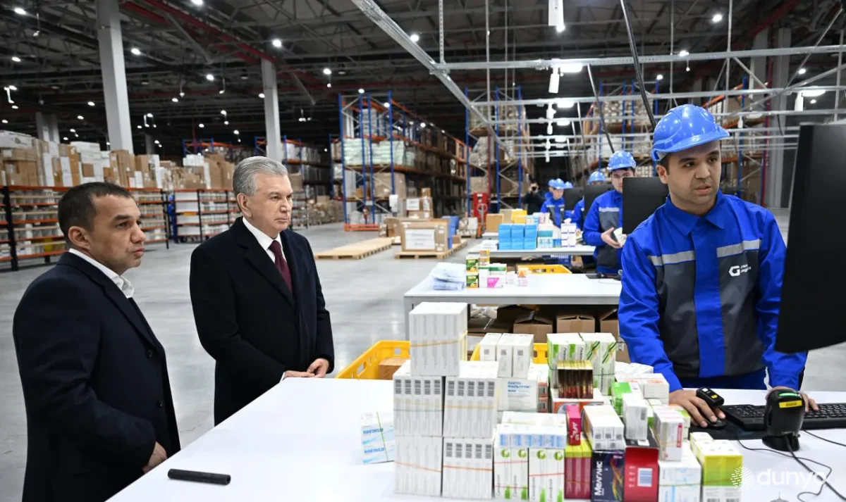 Президент Узбекистана ознакомился с деятельностью логистического центра в фармацевтическом кластере