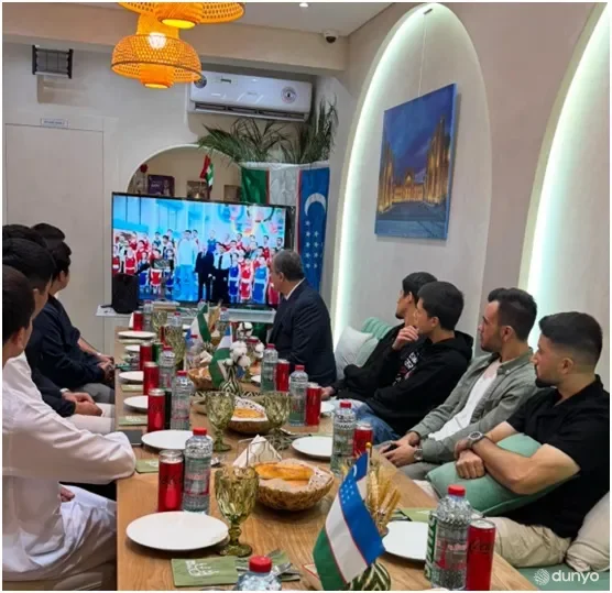 Дипломаты Узбекистана встретились в ОАЭ с молодыми соотечественниками