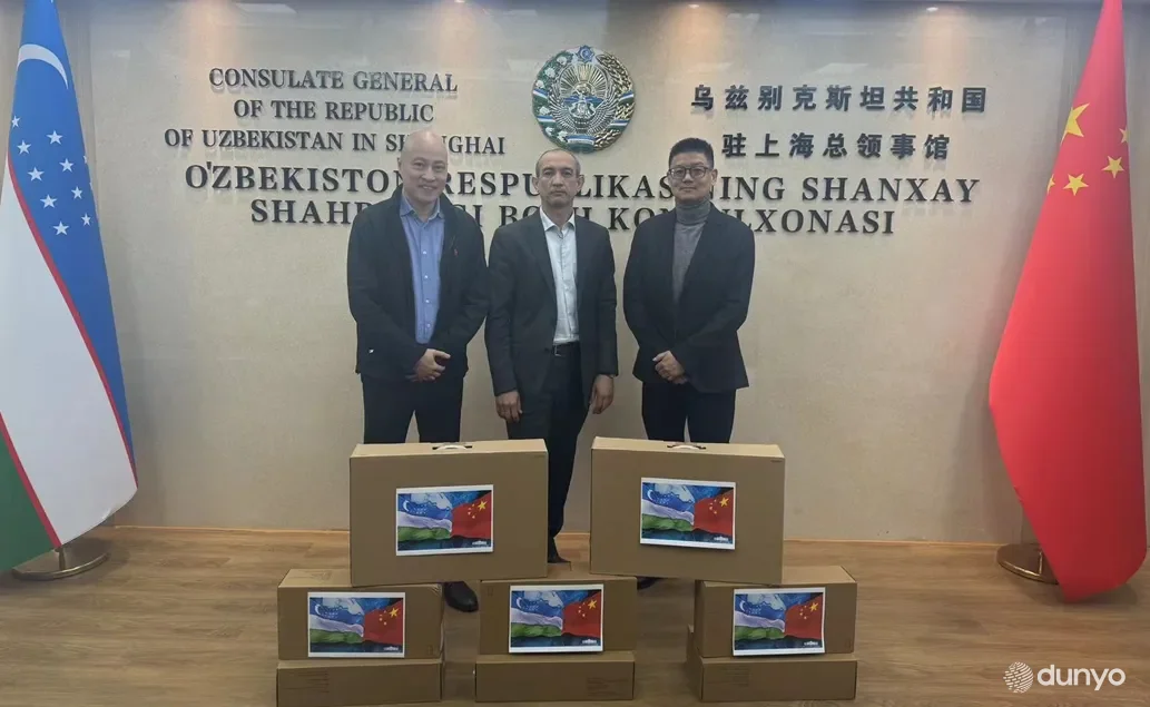 Китайская компания передала двум школам Сырдарьинской области компьютерную технику