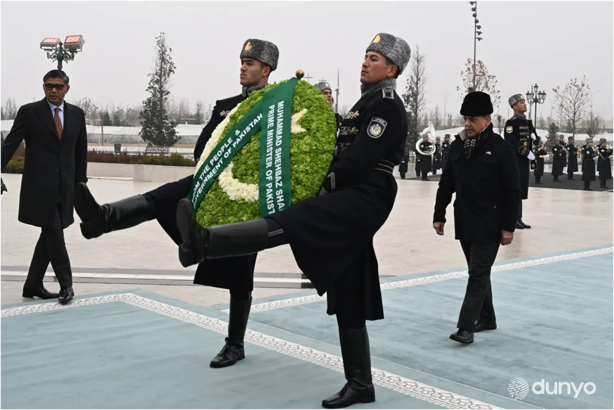 Prime Minister of Pakistan laid flowers at the base of the Independence Monument in the New Uzbekistan Park