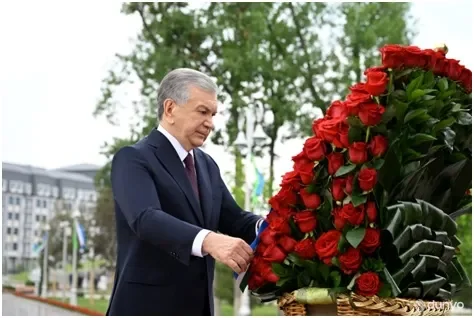 Президент Шавкат Мирзиёев возложил венок к монументу «Ода стойкости» в Парке Победы