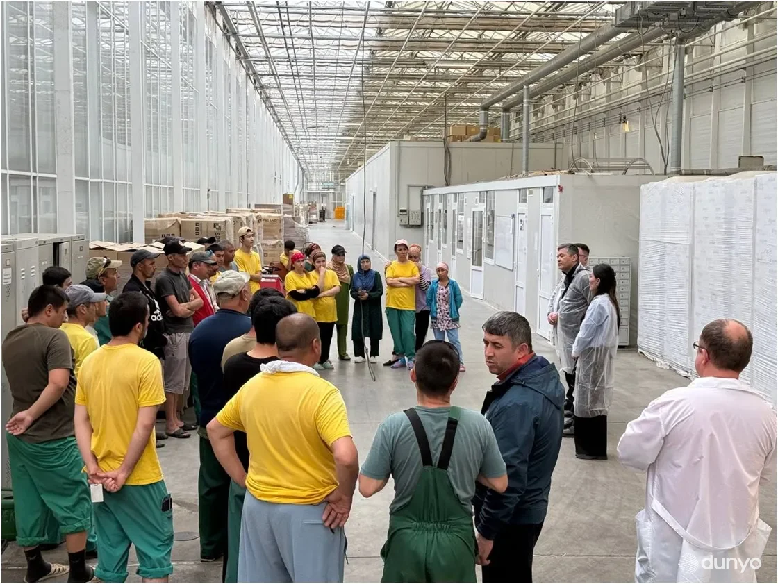 Дипломаты встретились с соотечественниками, работающими на предприятии в Санкт-Петербурге