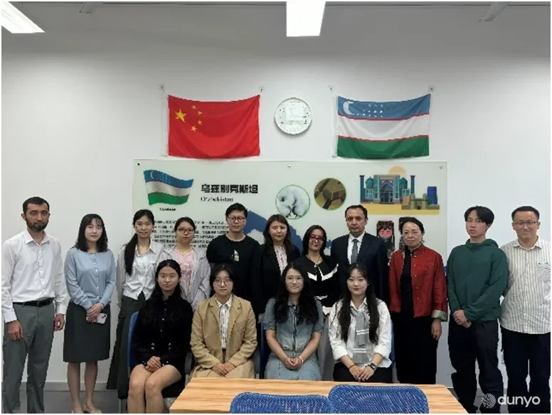 Шанхай чет тиллари университети ҳузуридаги Ўзбек тилини ўрганиш марказига ўзбек тилидаги адабиётлар топширилди