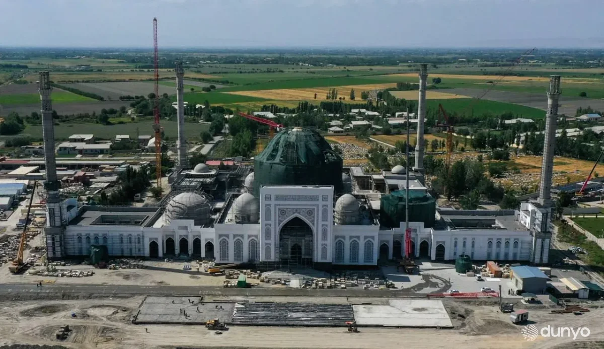 Президент Узбекистана посетил в Самарканде комплекс Имама Бухари