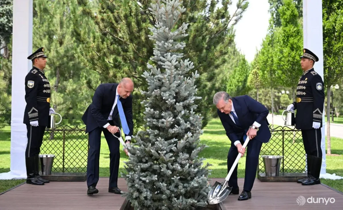 Ўзбекистон ва Болгария етакчилари икки томонлама муносабатлар тарихида янги саҳифа очишга муштарак интилишнинг ифодаси сифатида Фахрий меҳмонлар хиёбонида дарахт экдилар
