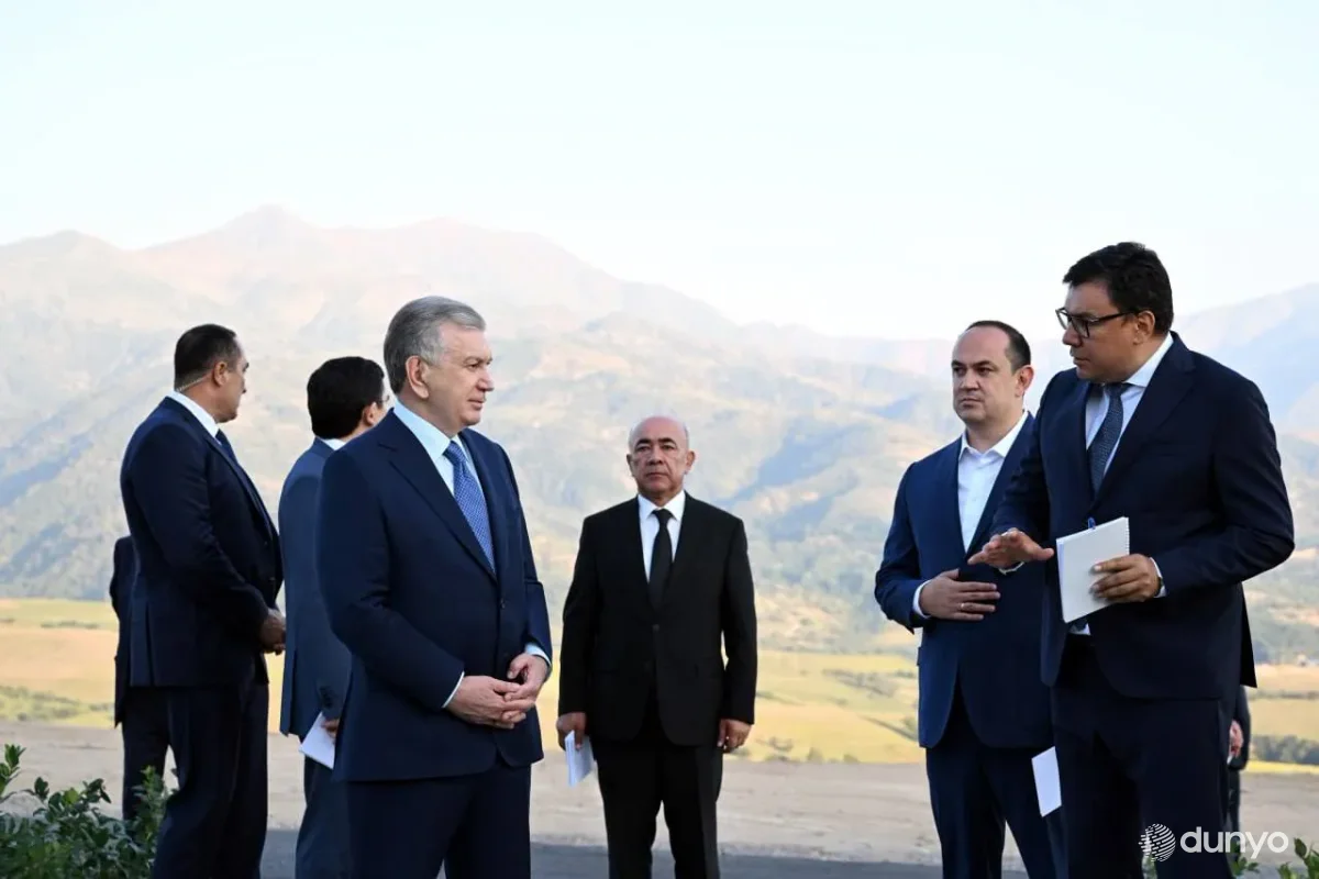 Ўзбекистон Президенти Паркент туманидаги "Олтин бел" чўққисидаги дам олиш маскани ва янги лойиҳалар билан танишди