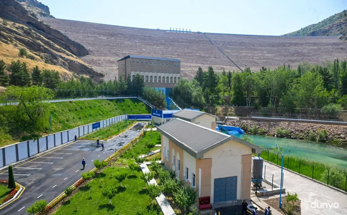 Президент Узбекистана ознакомился с деятельностью новой малой ГЭС, построенной рядом с Гиссаракским водохранилищем