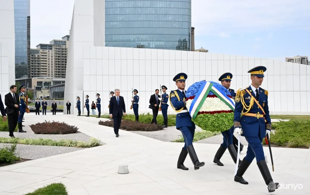 Ўзбекистон Президенти Боку шаҳридаги Ғалаба боғига ташриф буюрди ва Озарбайжон қаҳрамонларини хотирлади