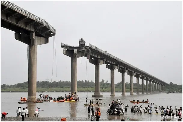 Девять человек погибли в Индии после обрушения части моста