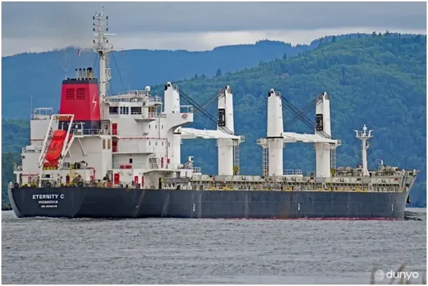 Нападение военизированных хуситов потопило греческое судно в Красном море, четыре человека погибли