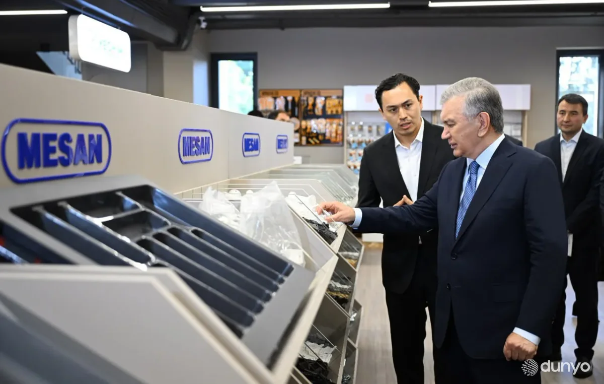 Президент Узбекистана посетил мебельное предприятие в индустриальной зоне Чиланзарского района