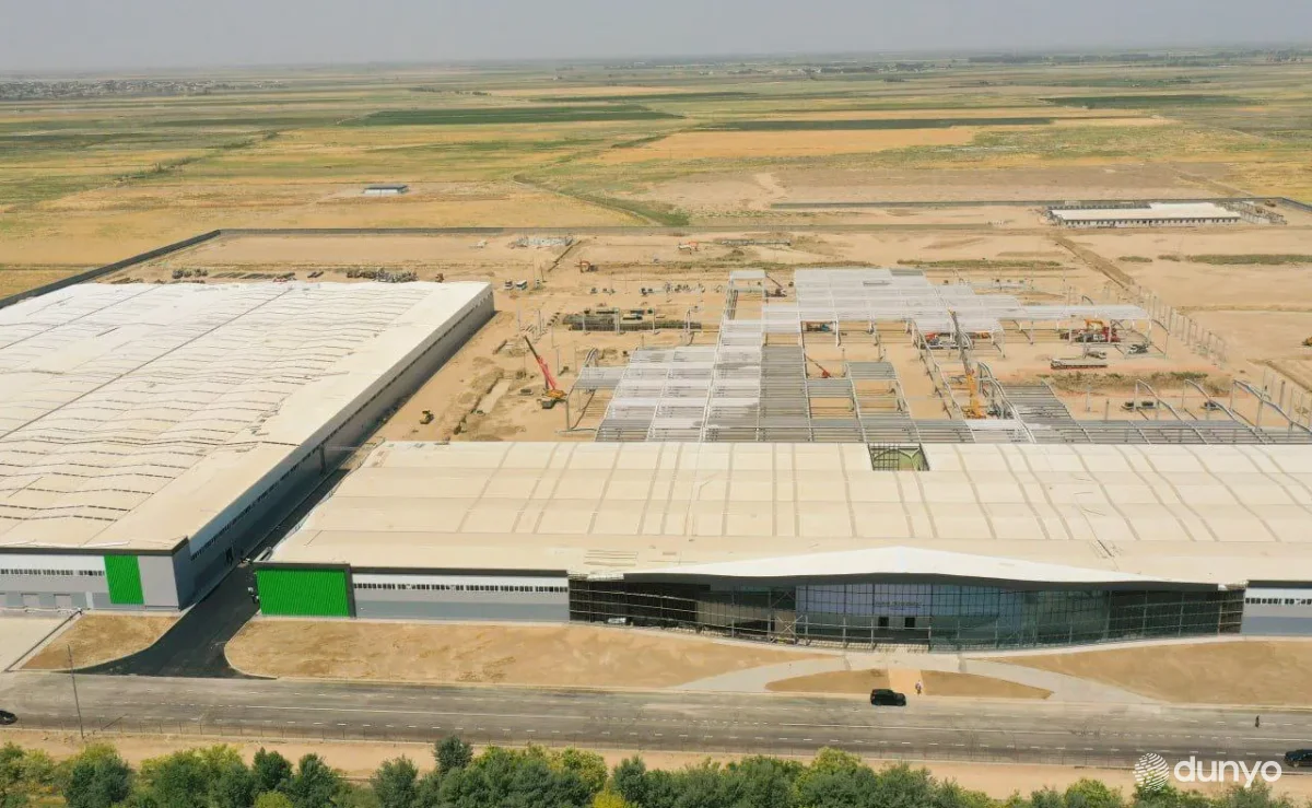 O'zbekiston Prezidenti Jizzax viloyati Zomin tumanida qurilayotgan maishiy texnika zavodini ko'zdan kechirdi