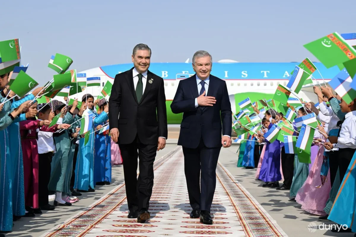 O'zbekiston Prezidenti amaliy tashrif bilan Turkmanistonga keldi
