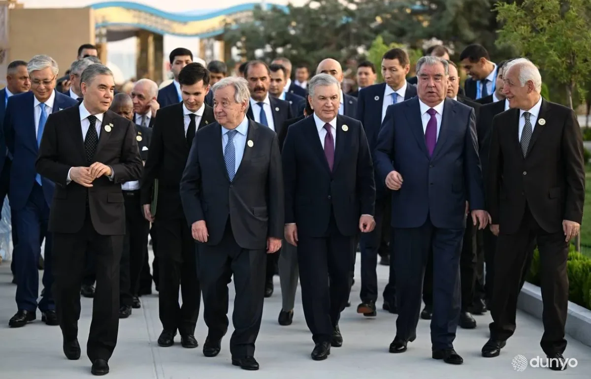 Президент Узбекистана вместе другими главами государств посетил национальные павильоны в Авазе