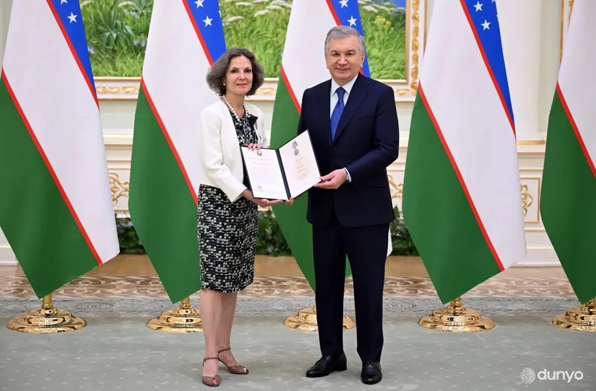 За большой вклад в укрепление двусторонних отношений дружбы и стратегического партнерства Президент Узбекистана вручил послу Франции орден «Дўстлик»