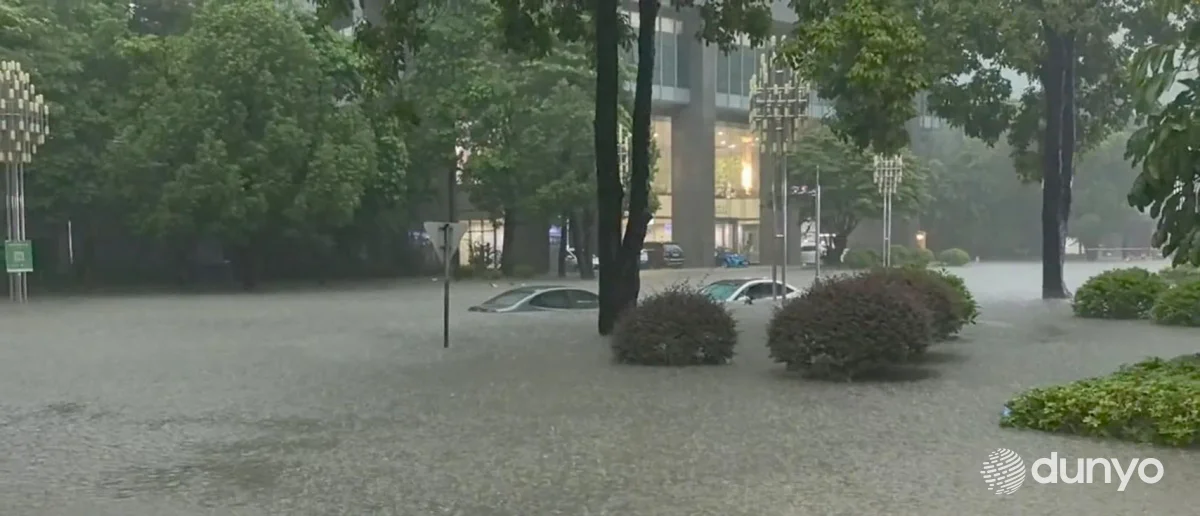 На севере Китая внезапное наводнение унесло жизни восьми туристов