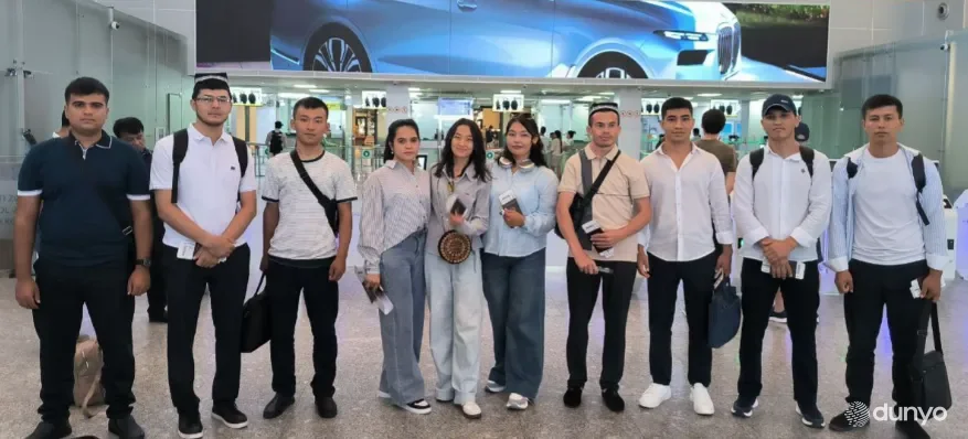 Группа студентов из Узбекистана повышает свои знания в Центральном университете хинди