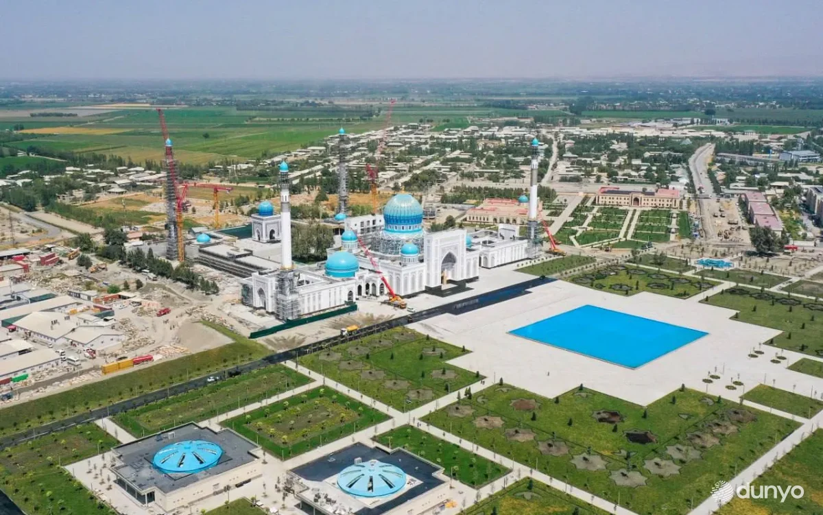 Президент Узбекистана посетил мавзолей Имама Бухари в Самарканде