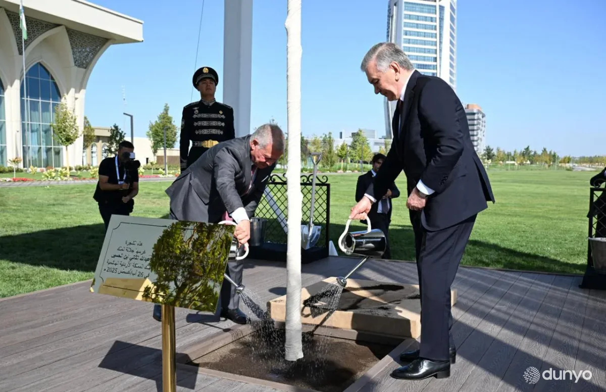 O'zbekiston Prezidenti va Iordaniya Podshohi Samarqanddagi Kongress markazi bog'ida daraxt ekdilar