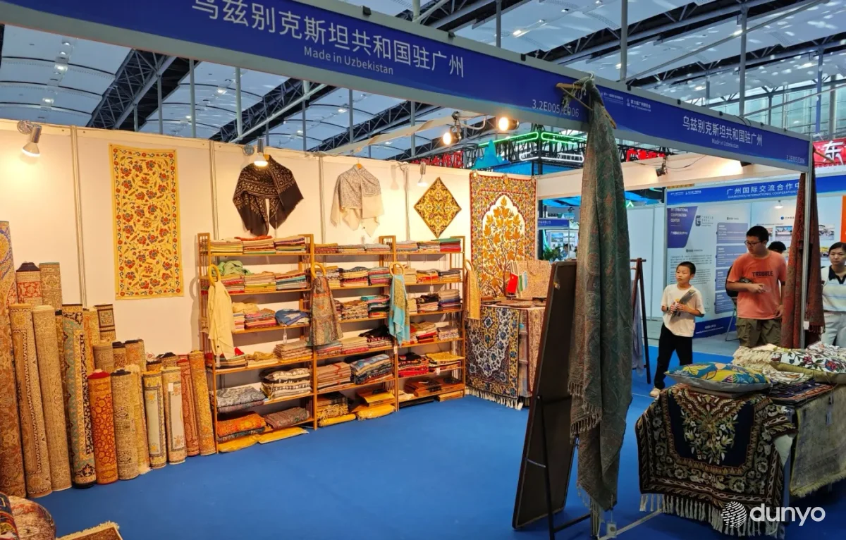 Ўзбекистоннинг экспорт салоҳияти ва миллий ҳунармандчилик маҳсулотлари Гуанчжоуда ўтган кўргазмада намойиш этилди