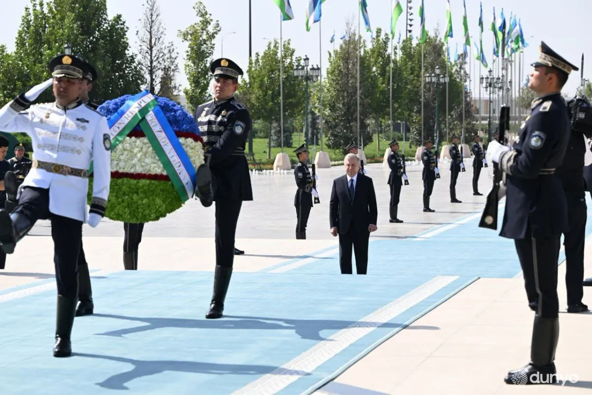 O'zbekiston Prezidenti "Yangi O'zbekiston" bog'iga tashrif buyurib, Mustaqillik monumenti poyiga gulchambar qo'ydi