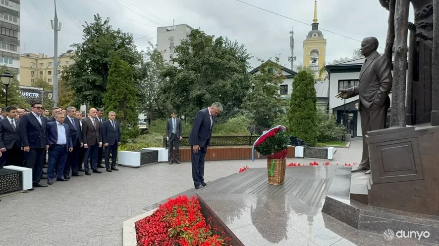 В Москве возложены цветы к памятнику Первому Президенту Узбекистана