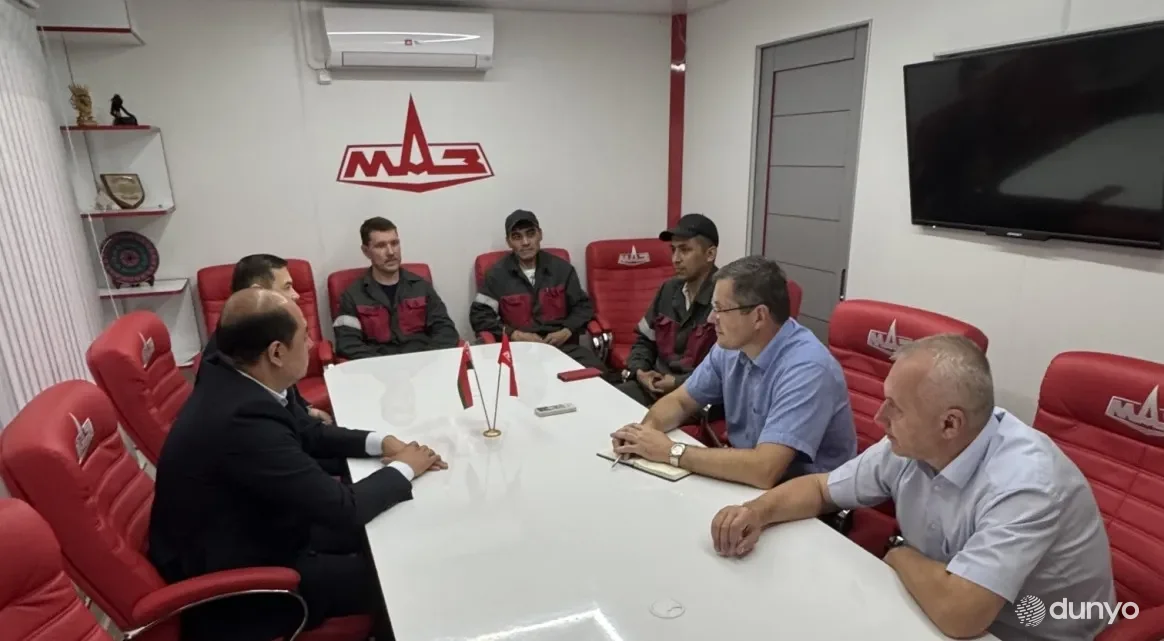 Дипломаты Узбекистана провели встречу с мигрантами на заводе МАЗ в Минске