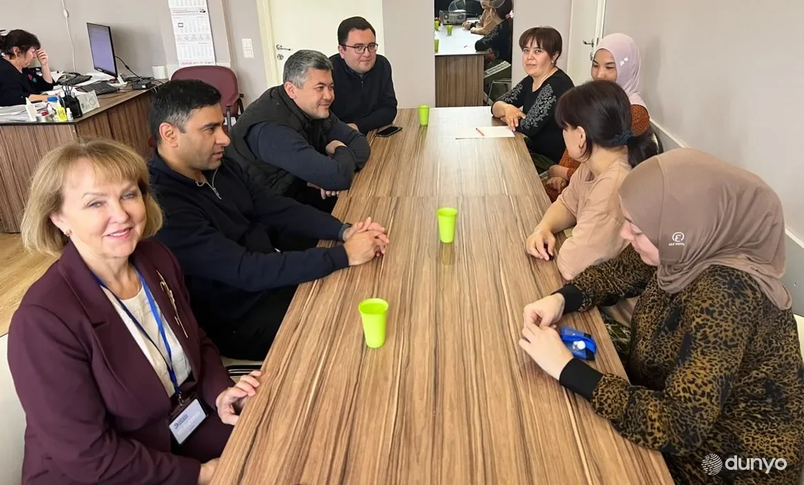 Узбекские дипломаты встретились с соотечественниками, работающими на предприятии в Санкт-Петербурге