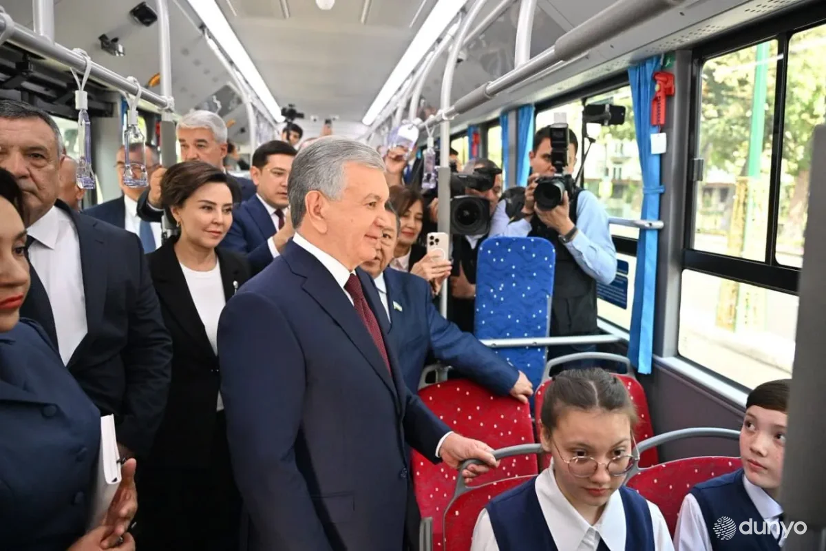 Ўзбекистон Президенти пойтахтимиздаги замонавий ечимлар асосида янгиланган кўчани кўздан кечирди