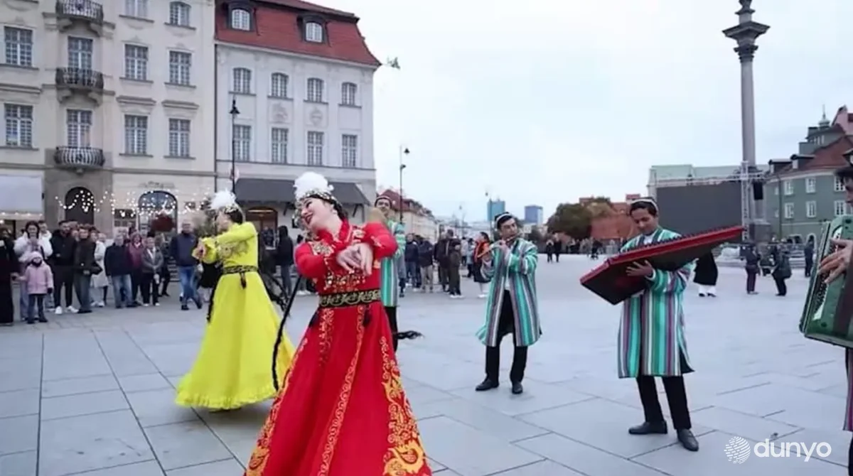 Узбекские танцы и песни прозвучали на исторической площади Варшавы