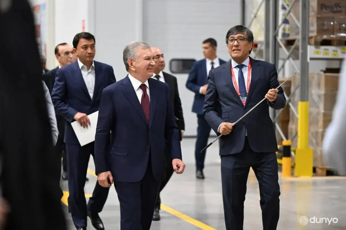 President of Uzbekistan reviews operations at new product storage and distribution center