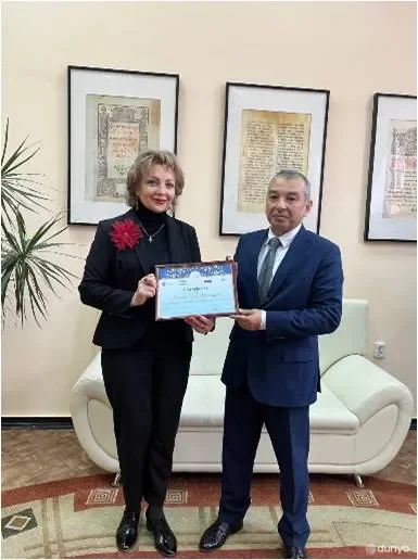Генеральный консул Узбекистана вручил сертификат первому послу туризма нашей страны на сибирской земле