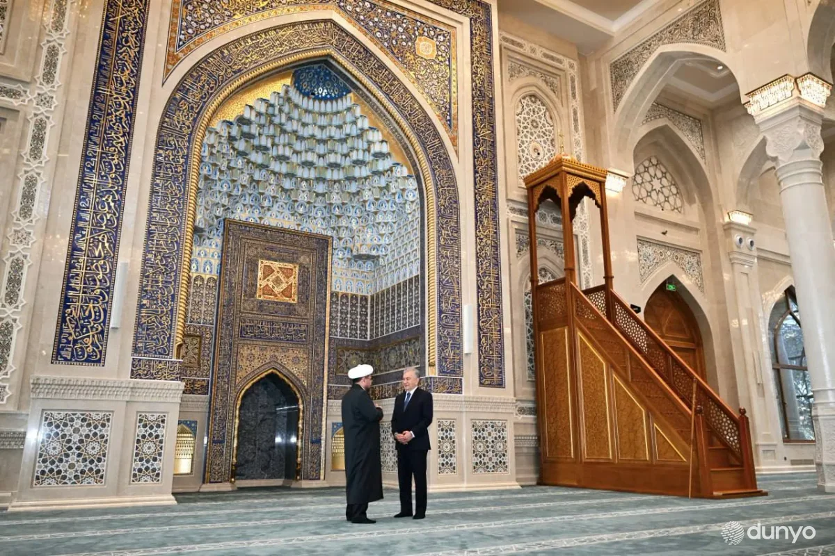 Президент Узбекистана посетил мавзолей Имама Бухари
