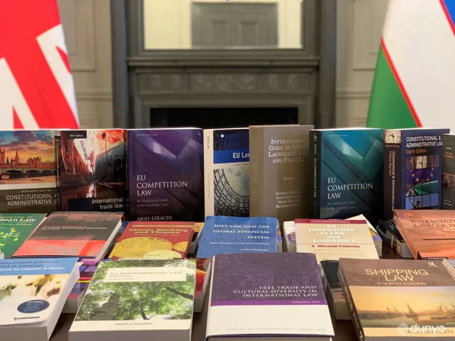 Toshkent davlat yuridik universitetiga Londondagi nufuzli universitet tomonidan kitoblar to'plami taqdim etildi