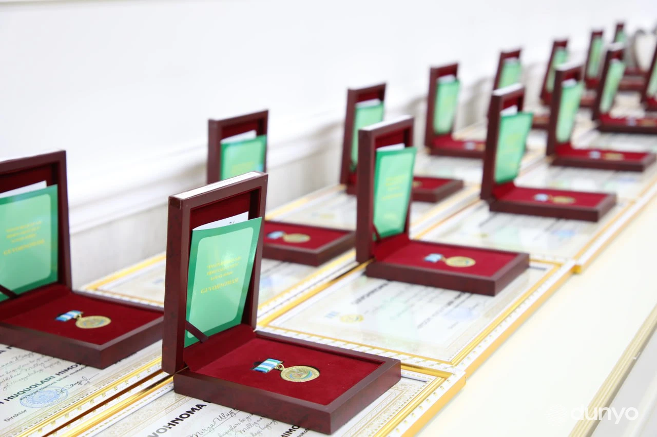 Бир гуруҳ фуқаролар “Инсон ҳуқуқлари ҳимояси учун” кўкрак нишони билан тақдирланди