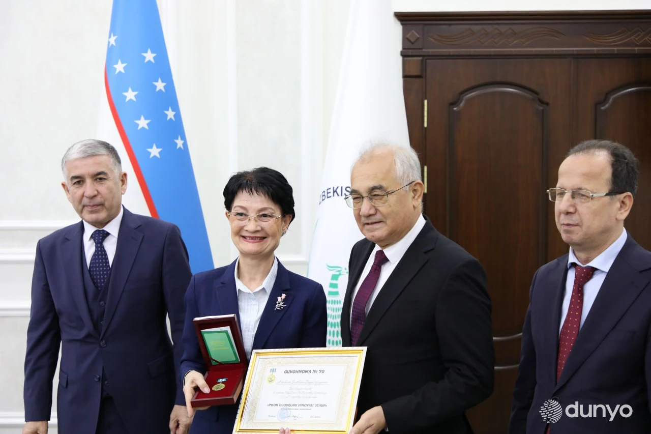 Бир гуруҳ фуқаролар “Инсон ҳуқуқлари ҳимояси учун” кўкрак нишони билан тақдирланди